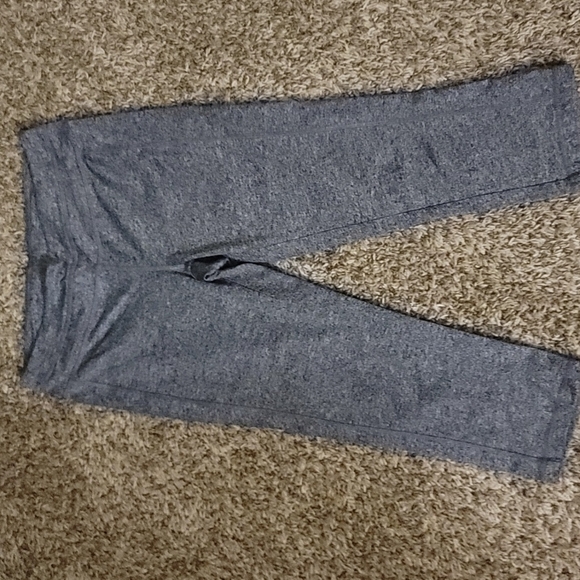 Gray Capri Athletic Pants Brand Unknown Size Small - Picture 1 of 4